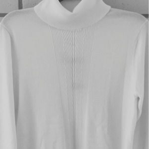 NWT TOMMY HILFIGER WHITE TURTLE NECK SWEATER